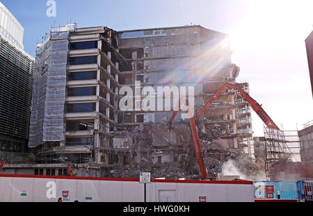 Brighton, UK. Mar 21, 2017. Des travaux de démolition continue sur la vieille Europe siège d'American Express connu comme le gâteau de mariage à Brighton . Les nouveaux bureaux d'American Express a déjà été construit au coin de crédit : Simon Dack/Alamy Live News Banque D'Images