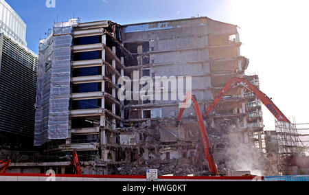 Brighton, UK. Mar 21, 2017. Des travaux de démolition continue sur la vieille Europe siège d'American Express connu comme le gâteau de mariage à Brighton . Les nouveaux bureaux d'American Express a déjà été construit au coin de crédit : Simon Dack/Alamy Live News Banque D'Images