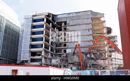 Brighton, UK. Mar 21, 2017. Des travaux de démolition continue sur la vieille Europe siège d'American Express connu comme le gâteau de mariage à Brighton . Les nouveaux bureaux d'American Express a déjà été construit au coin de crédit : Simon Dack/Alamy Live News Banque D'Images