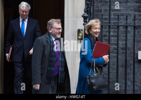 Londres, Royaume-Uni. 21 mars, 2017. Andrea Leadsom MP, Secrétaire d'État à l'environnement, de l'Alimentation et des Affaires rurales, et David Mundell MP, Secrétaire d'État pour l'Écosse, laissez 10 Downing Street, à la suite d'une réunion du Cabinet. Credit : Mark Kerrison/Alamy Live News Banque D'Images