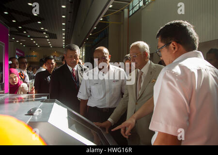 Langkawi, Malaisie. Mar 21, 2017. Le Premier Ministre malaisien Najib Razak visites exposants conjointement avec LIMA Expo Crédit : Chung Jin Mac/Alamy Live News Banque D'Images