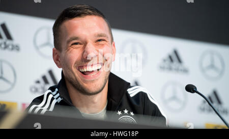 Dortmund, Allemagne. Mar 21, 2017. Lukas Podolski rires lors d'une conférence de presse de l'équipe nationale de football allemande à Dortmund, en Allemagne, le 21 mars 2017. L'équipe nationale allemande rencontrera l'Angleterre dans un match à venir sur le 22 mars 2017. Photo : Marius Becker/dpa/Alamy Live News Banque D'Images