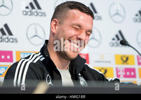 Dortmund, Allemagne. Mar 21, 2017. Lukas Podolski rires lors d'une conférence de presse de l'équipe nationale de football allemande à Dortmund, en Allemagne, le 21 mars 2017. L'équipe nationale allemande rencontrera l'Angleterre dans un match à venir sur le 22 mars 2017. Photo : Marius Becker/dpa/Alamy Live News Banque D'Images