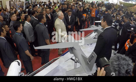 Langkawi, Malaisie. Mar 21, 2017. Le Premier Ministre malaisien Najib Razak visites exposants conjointement avec LIMA Expo Crédit : Chung Jin Mac/Alamy Live News Banque D'Images