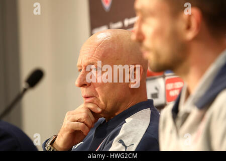 L'équipe nationale de football tchèque entraîneur Karel Jarolim (à gauche) et player Tomas Sivok assister à une conférence de presse avant le match amical contre la République tchèque, la Lituanie à Usti nad Labem, République tchèque, le 21 mars 2017. (CTK Photo/Ondrej Hajek) Banque D'Images