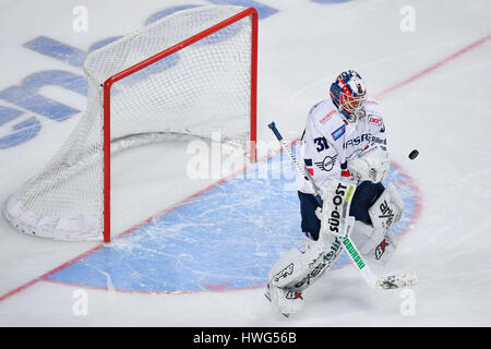 Mannheim, Allemagne. Mar 21, 2017. Le gardien Petri Vehanen Berlin bloque une tentative de but durant le championnat de hockey sur glace quartel match final entre Adler Mannheim et Eisbaere Berlin dans la SAP Arena de Mannheim, Allemagne, 21 mars 2017. Photo : Uwe Anspach/dpa/Alamy Live News Banque D'Images