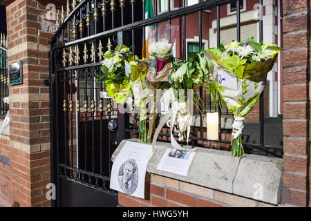 Belfast, Royaume-Uni. Mar 21, 2017. Des fleurs ont été laissés sur le Sinn Fein office de Belfast après la mort de l'ancien vice-premier ministre pour l'Irlande du Nord, Martin McGuinness Crédit : Bonzo/Alamy Live News Banque D'Images