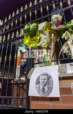 Belfast, Royaume-Uni. Mar 21, 2017. Des fleurs ont été laissés sur le Sinn Fein office de Belfast après la mort de l'ancien vice-premier ministre pour l'Irlande du Nord, Martin McGuinness Crédit : Bonzo/Alamy Live News Banque D'Images