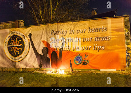 Belfast, Royaume-Uni. Mar 21, 2017. Des fleurs ont été laissés sur le Sinn Fein office de Belfast après la mort de l'ancien vice-premier ministre pour l'Irlande du Nord, Martin McGuinness Crédit : Bonzo/Alamy Live News Banque D'Images