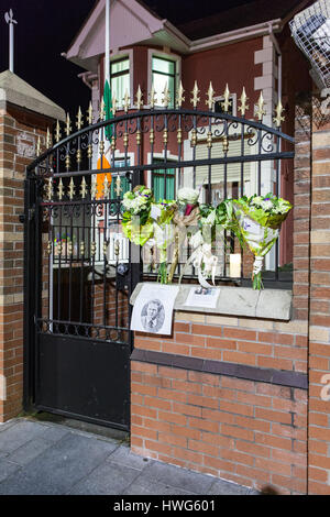 Belfast, Royaume-Uni. Mar 21, 2017. Des fleurs ont été laissés sur le Sinn Fein office de Belfast après la mort de l'ancien vice-premier ministre pour l'Irlande du Nord, Martin McGuinness Crédit : Bonzo/Alamy Live News Banque D'Images