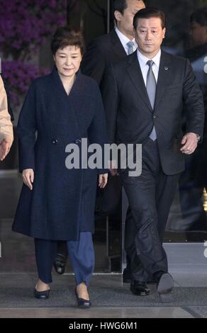 Séoul, Corée du Sud. Mar 22, 2017. Ancien président de la Corée du Sud Park Geun-hye quitte le bureau des procureurs à Séoul, Corée du Sud, le 22 mars 2017. Credit : Lee Sang-ho/Xinhua/Alamy Live News Banque D'Images