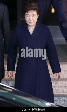 Séoul, Corée du Sud. Mar 22, 2017. Ancien président de la Corée du Sud Park Geun-hye quitte le bureau des procureurs à Séoul, Corée du Sud, le 22 mars 2017. Credit : Lee Sang-ho/Xinhua/Alamy Live News Banque D'Images