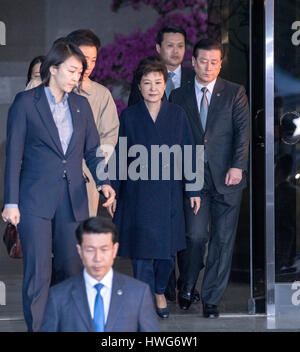 Séoul, Corée du Sud. Mar 22, 2017. Ancien président de la Corée du Sud Park Geun-hye quitte le bureau des procureurs à Séoul, Corée du Sud, le 22 mars 2017. Credit : Lee Sang-ho/Xinhua/Alamy Live News Banque D'Images