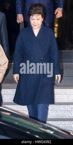 Séoul, Corée du Sud. Mar 22, 2017. Ancien président de la Corée du Sud Park Geun-hye quitte le bureau des procureurs à Séoul, Corée du Sud, le 22 mars 2017. Credit : Lee Sang-ho/Xinhua/Alamy Live News Banque D'Images