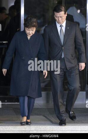 Séoul, Corée du Sud. Mar 22, 2017. Ancien président de la Corée du Sud Park Geun-hye quitte le bureau des procureurs à Séoul, Corée du Sud, le 22 mars 2017. Credit : Lee Sang-ho/Xinhua/Alamy Live News Banque D'Images