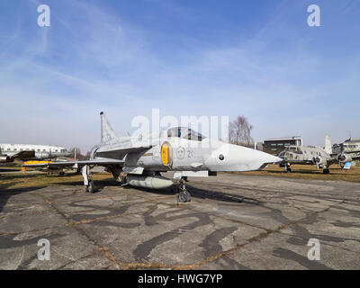 Le Suédois Saab 37 Viggen aile delta avec un canard au musée de l'Aviation de Cracovie en Pologne Banque D'Images