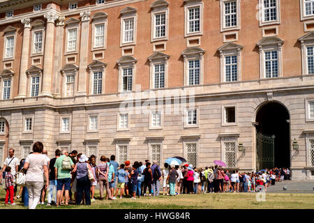 Caserta, Italie - 24 août 2016 - File d'attente de touristes devant le Palais Royal de Caserte (en italien : Reggia di Caserta) entrée. Banque D'Images