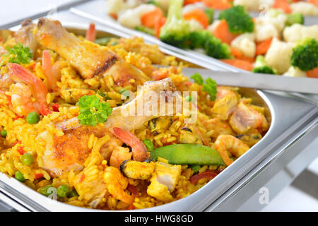 Buffet chaud avec la Paella espagnole et beurré mixte légumes servi dans un plat-réchaud Banque D'Images