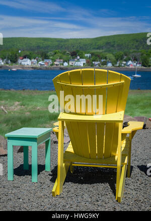 Chaises adirondack surplombant la rivière Annapolis en Nouvelle-Écosse, Canada. Banque D'Images