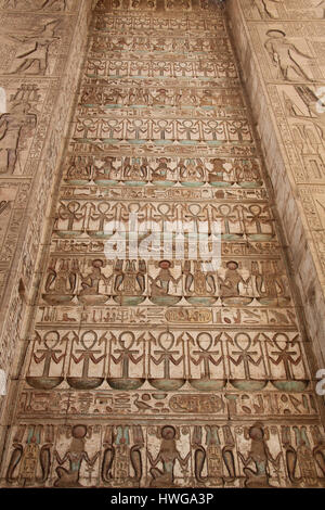 Peint hiéroglyphes sur les accès sud dans le Temple de Karnak Banque D'Images