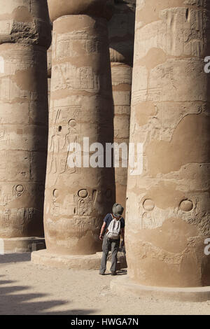 Voyageur, le temple de Louxor sur la rive est du Nil Banque D'Images