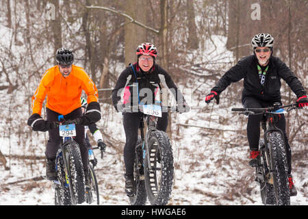 Grass Lake, Michigan - Cavaliers dans le 50K Waterloo G&G de gravier de la race sur les routes à travers le Waterloo State Recreation Area. Banque D'Images