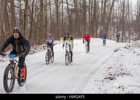 Grass Lake, Michigan - Cavaliers dans le 50K Waterloo G&G de gravier de la race sur les routes à travers le Waterloo State Recreation Area. Banque D'Images