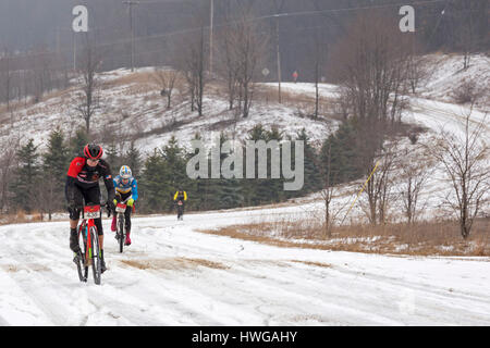 Grass Lake, Michigan - Cavaliers dans le 100K Waterloo G&G de gravier de la race sur les routes à travers le Waterloo State Recreation Area. Banque D'Images