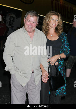 L'acteur William Shatner et sa femme, Elizabeth, la promotion de son nouvel album, a été, à Tower Records le 5 octobre 2004 à Los Angeles, Californie. Crédit photo : Francis Specker Banque D'Images