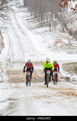 Grass Lake, Michigan - Cavaliers dans le 100K Waterloo G&G de gravier de la race sur les routes à travers le Waterloo State Recreation Area. Banque D'Images