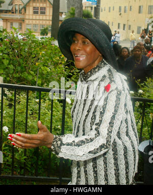 L'actrice Cicely Tyson arrive à la première Église d'AME de Ray Charles funérailles à Los Angeles, Californie le 18 juin 2004. Crédit photo : Francis Specker Banque D'Images