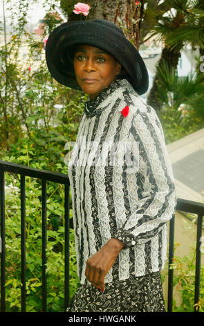 L'actrice Cicely Tyson arrive à la première Église d'AME de Ray Charles funérailles à Los Angeles, Californie le 18 juin 2004. Crédit photo : Francis Specker Banque D'Images