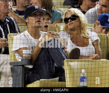 Musicien Kid Rock, à gauche, et son épouse, Pamela Anderson regarder les Reds de Cincinnati jouer les Dodgers de Los Angeles dans un match de baseball à Los Angeles le lundi, 28 août 2006. Photo par Francis Specker Banque D'Images