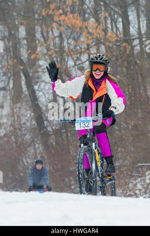 Grass Lake, Michigan - Cavaliers dans le 50K Waterloo G&G de gravier de la race sur les routes à travers le Waterloo State Recreation Area. Banque D'Images