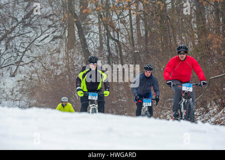 Grass Lake, Michigan - Cavaliers dans le 50K Waterloo G&G de gravier de la race sur les routes à travers le Waterloo State Recreation Area. Banque D'Images