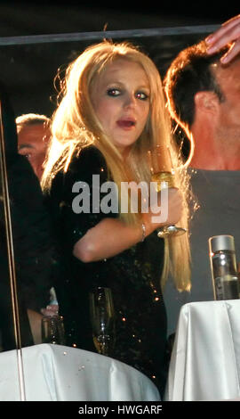 Photo Exclusive de Britney Spears drinking champagne at night club, pur, à Las Vegas le réveillon du Nouvel An, le 31 décembre 2006. Spears plus tard s'est effondrée et a dû être effectué du club. Crédit photo : Francis Specker Banque D'Images