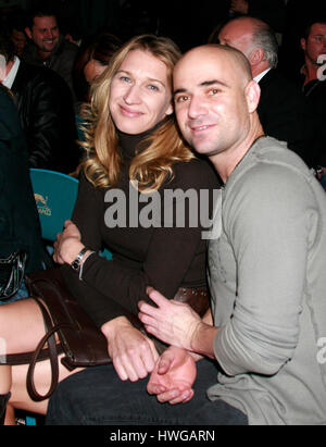 Steffi Graf, à gauche, et son mari, Andre Agassi lors de l'Ultimate Fighting Championship Champion UFC 66 à la MGM Grand Garden Arena de Las Vegas le 30 décembre 2006. Crédit photo : Francis Specker Banque D'Images