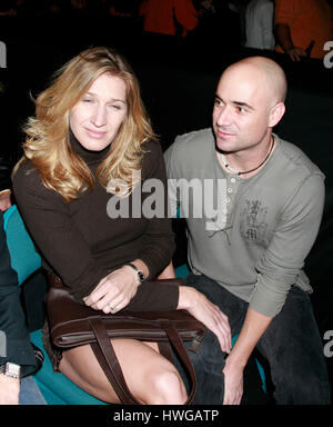 Steffi Graf, Andre Agassi, à gauche et à l'Ultimate Fighting Championship Champion UFC 66 à la MGM Grand Garden Arena de Las Vegas le 30 décembre 2006. Crédit photo : Francis Specker Banque D'Images