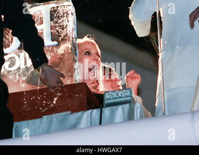 Photo Exclusive de Britney Spears drinking champagne at night club, pur, à Las Vegas le réveillon du Nouvel An, le 31 décembre 2006. Spears plus tard s'est effondrée et a dû être effectué du club. Crédit photo : Francis Specker Banque D'Images