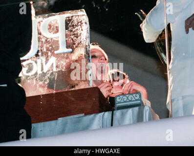 Photo Exclusive de Britney Spears drinking champagne at night club, pur, à Las Vegas le réveillon du Nouvel An, le 31 décembre 2006. Spears plus tard s'est effondrée et a dû être effectué du club. Crédit photo : Francis Specker Banque D'Images