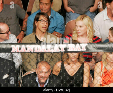 Anthony Kiedis, gauche, et Laura Prepon lors de l'UFC 86 au Mandalay Events Center le 5 juillet 2008 à Las Vegas, Nevada. Francis Specker Banque D'Images