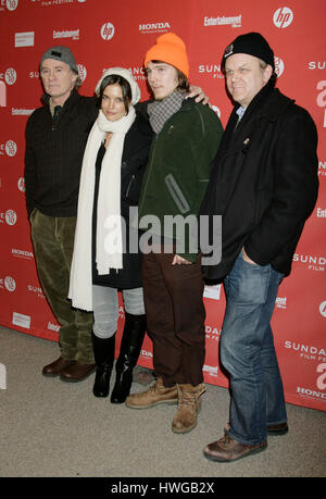 Kevin Kline, gauche, Katie Holmes, Paul Dano et John C. Reilly arrivent à la première du film, 'l'homme'' au Festival du Film de Sundance à Park City, Utah le 25 janvier 2010. Photo par Francis Specker Banque D'Images