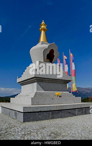 Voir stupa bouddhiste de Sofia au centre de retraite Plana - Diamondway Buddhism Bulgarie. Banque D'Images