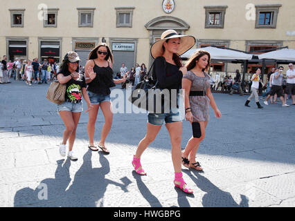 Nicole 'Snooki' Polizzi, Sammi Giancola 'Sweetheart', 'J' Woww Jenni Farley, et Deena Nicole Cortese promenade à travers la place Republica au cours de la quatrième saison de MTV's 'Jersey Shore' à Florence, Italie, le 22 mai 2011. Photo par Francis Specker Banque D'Images