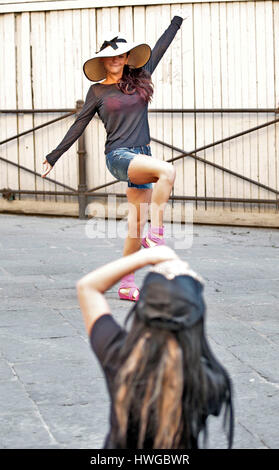 'J' Woww Jenni Farley pose pour des photos de Nicole 'Snooki' Polizzi au cours de la quatrième saison de MTV's 'Jersey Shore' à Florence, Italie, le 22 mai 2011. Photo par Francis Specker Banque D'Images