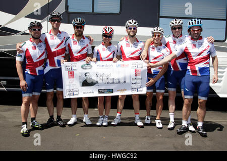 Adam Mackie, James Matthews, James Middleton, Pippa Middleton, Justin Johanneson, Loïc Lapeze, Ralph Firman, et Jon Bartholdson posent pour une photo de l'équipe avant la course à travers l'Amérique le 14 juin 2014, à Oceanside, Calilfornia. Photo par Francis Specker Banque D'Images