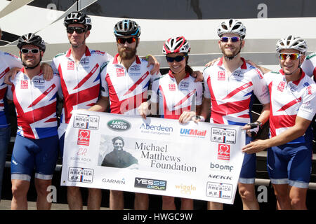 Adam Mackie, James Matthews, James Middleton, Pippa Middleton, et Justin Johanneson et Loïc Lapeze posent pour une photo de l'équipe avant la course à travers l'Amérique le 14 juin 2014, à Oceanside, Calilfornia. Photo par Francis Specker Banque D'Images