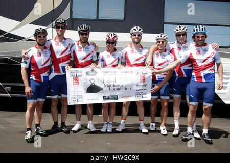 Adam Mackie, James Matthews, James Middleton, Pippa Middleton, Justin Johanneson, Loïc Lapeze, Ralph Firman, et Jon Bartholdson posent pour une photo de l'équipe avant la course à travers l'Amérique le 14 juin 2014, à Oceanside, Calilfornia. Photo par Francis Specker Banque D'Images