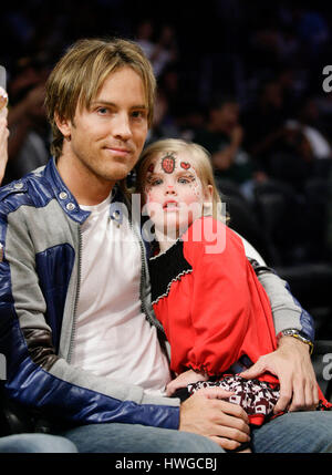 Larry Birkhead et sa fille Dannielynn Birkhead à Los Angeles le 8 novembre 2009. Birkhead Dannielynn est aussi la fille d'Anna Nicole Smith. Banque D'Images