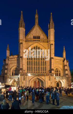 La cathédrale de Winchester, au crépuscule, à Noël, Winchester, Winchester, Hampshire UK UK Banque D'Images